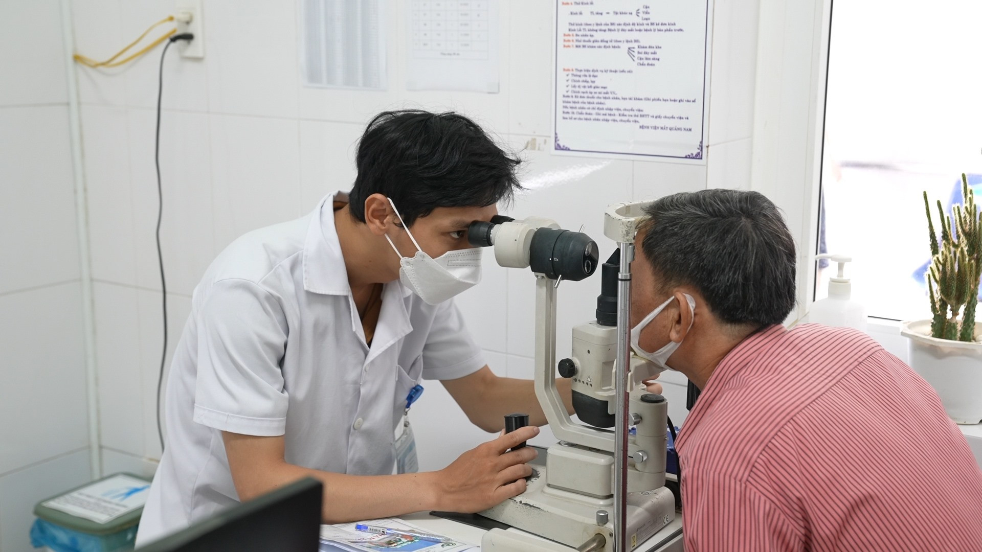 Tăng cường giám sát, xử lý các ổ dịch bệnh đau mắt đỏ trong cộng đồng cũng như tăng cường truyền thông phòng chống dịch bệnh được đặt ra. Ảnh: X.H