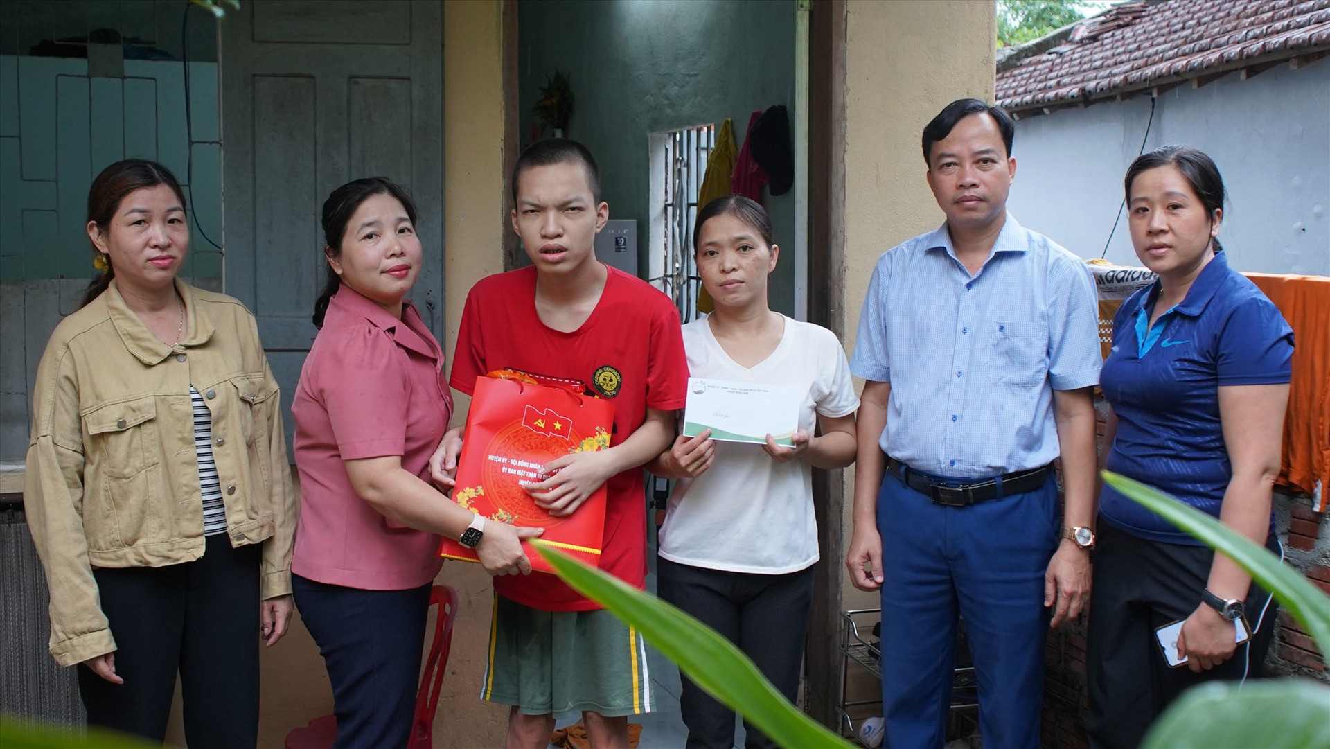 Lãnh đạo huyện Nông Sơn thăm, tặng quà Tết Trung thu cho trẻ em khó khăn, trẻ khuyết tật. Ảnh MINH THÔNG