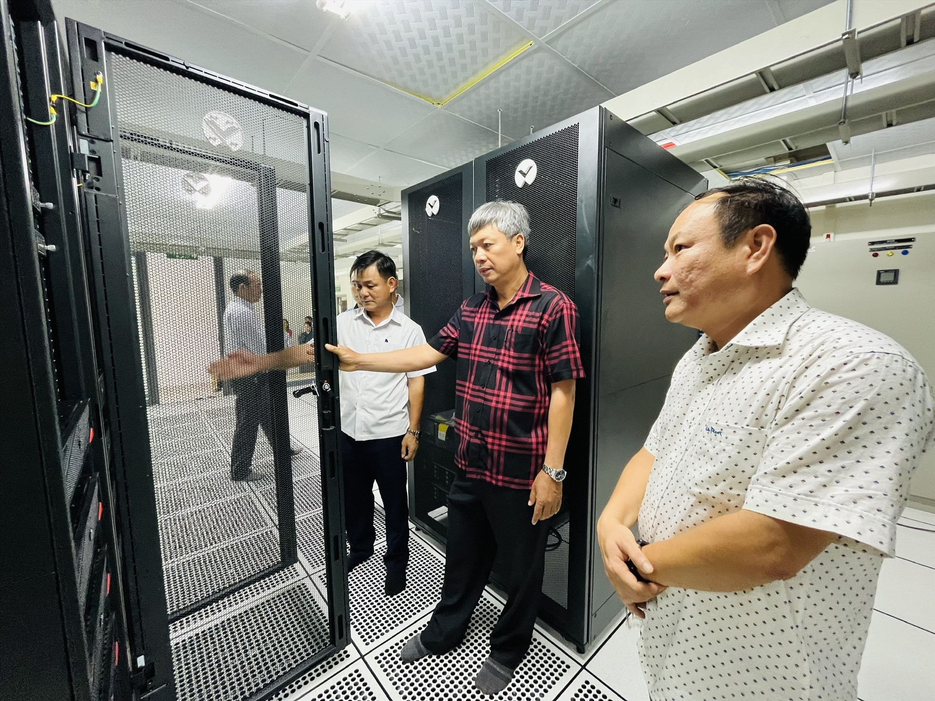 Phó Chủ tịch UBND tỉnh Hồ Quang Bửu kiểm tra hệ thống server. Ảnh: VĂN TOÀN