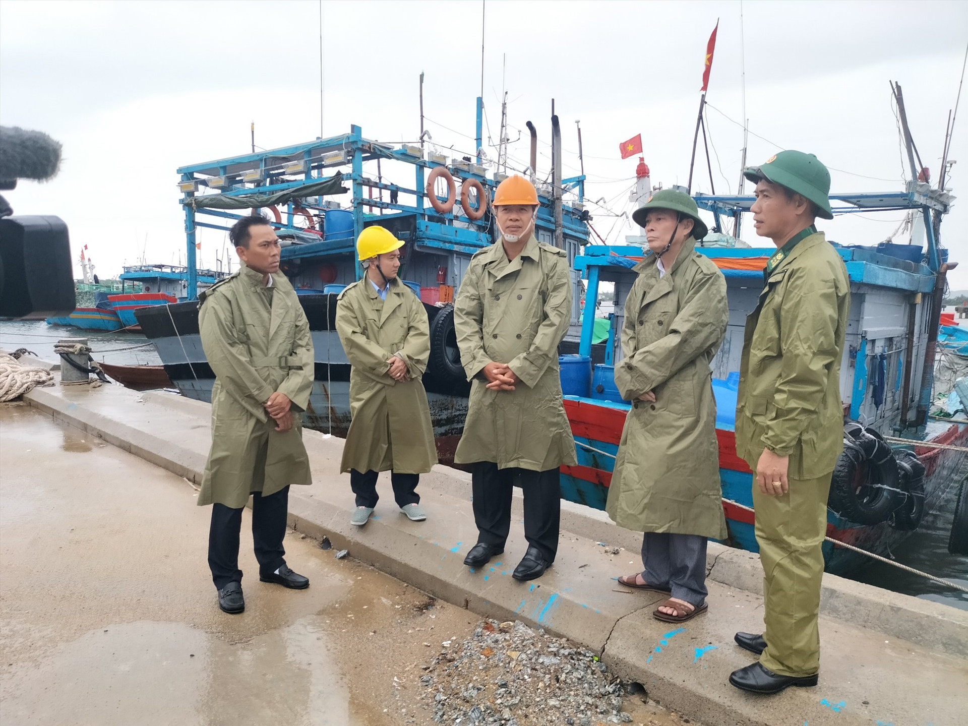Phó Chủ tịch UBND tỉnh Hồ Quang Bửu kiểm tra tình hình neo đậu, tránh trú bão của ngư dân Núi Thành. Ảnh: T.T