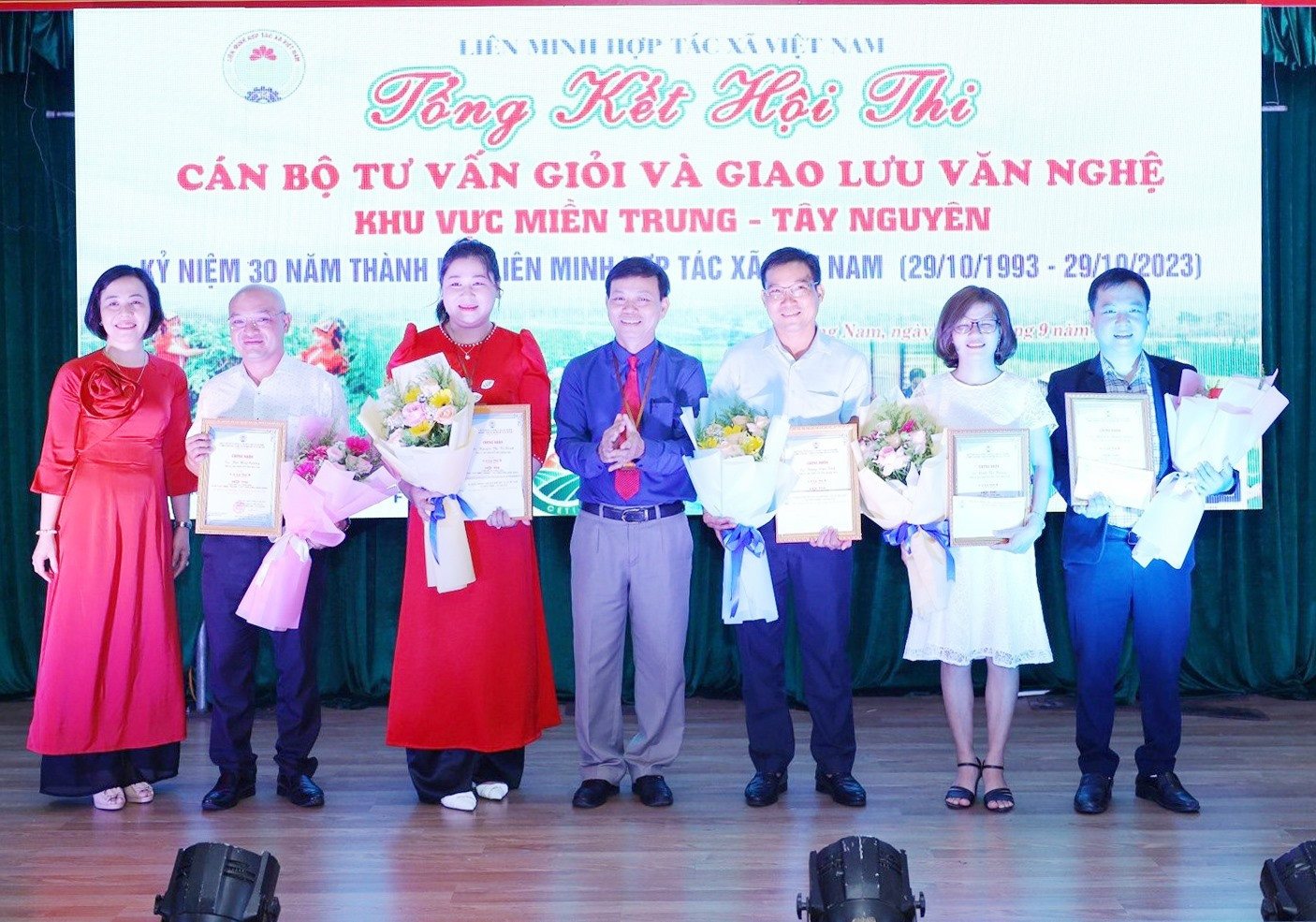 Thí sinh Đặng Văn Tính của Liên minh HTX Quảng Nam (thứ ba từ phải sang) được trao giải Nhì tại hội thi. Ảnh: VINH ANH
