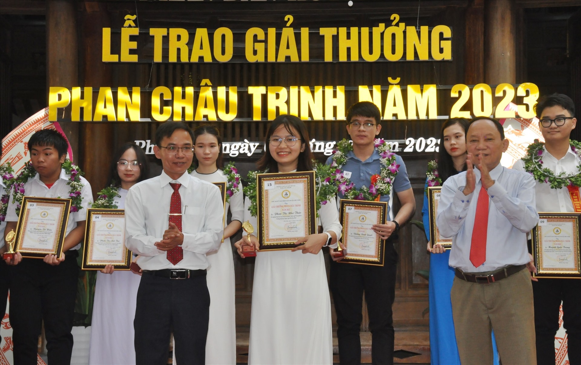 Lãnh đạo huyện Phú Ninh trao Giải thưởng Phan Châu Trinh năm thứ 13 cho các học sinh, sinh viên xuất sắc năm học 2022 - 2023. Ảnh: N.Đ