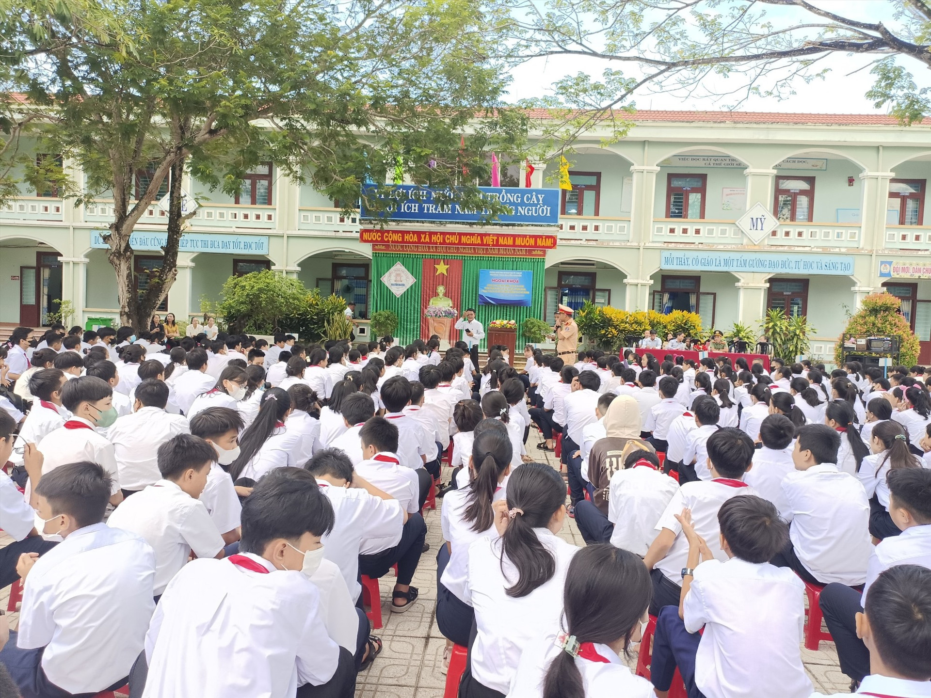 Hơn 500 em học sinh Trường THCS Nguyễn Khuyến. Ảnh: Đ.D
