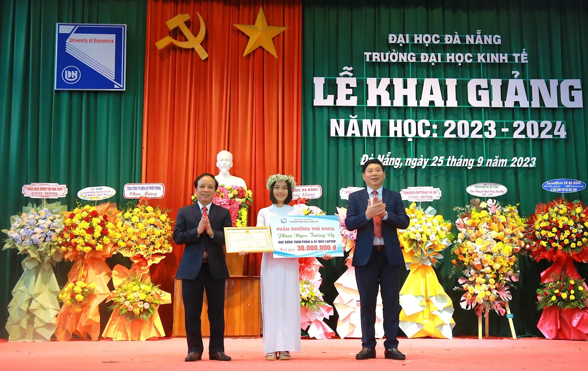 Lãnh đạo Đại học Đà Nẵng và lãnh đạo nhà trường vinh danh SV Phan Ngọc Tường Vy - Thủ khoa kỳ tuyển sinh 2023. Ảnh THU CÚC