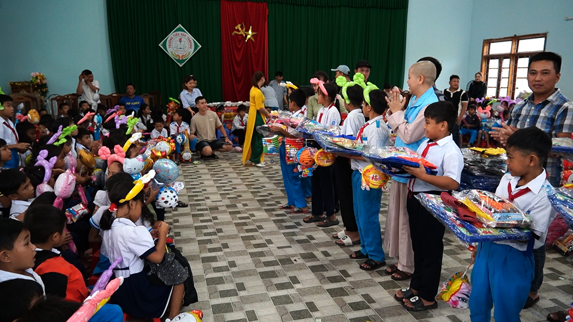 Đoàn thiện nguyện trao 330 suất quà trung thu cho học sinh trường Tiểu học Tà Bhing, Nam Giang.