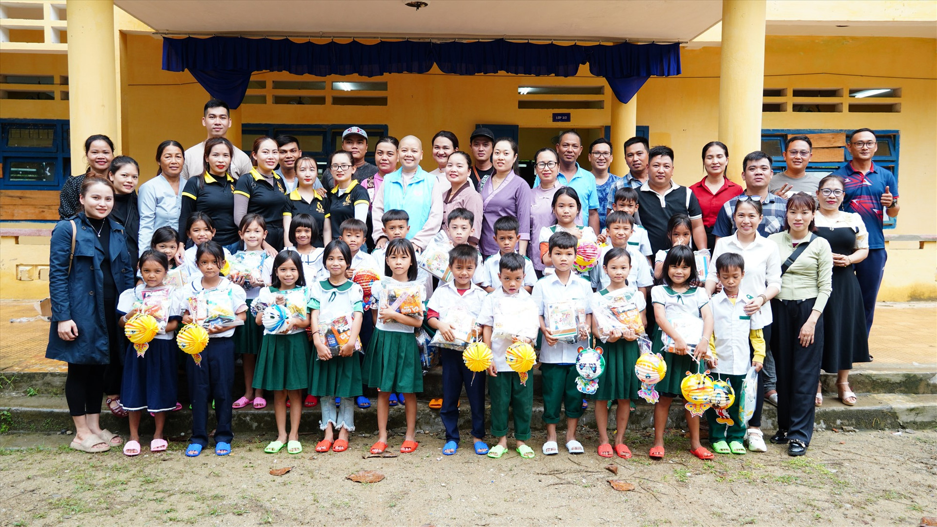 Đoàn thiện nguyện trao 280 suất quà trung thu cho học sinh trường Phổ thông Dân tộc Bán trú Tiểu học Cà Dy.