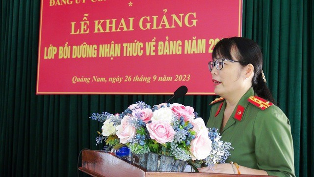 Đại tá Võ Thị Trinh - Phó Giám đốc Công an tỉnh phát biểu khai giảng. Ảnh: Q.H