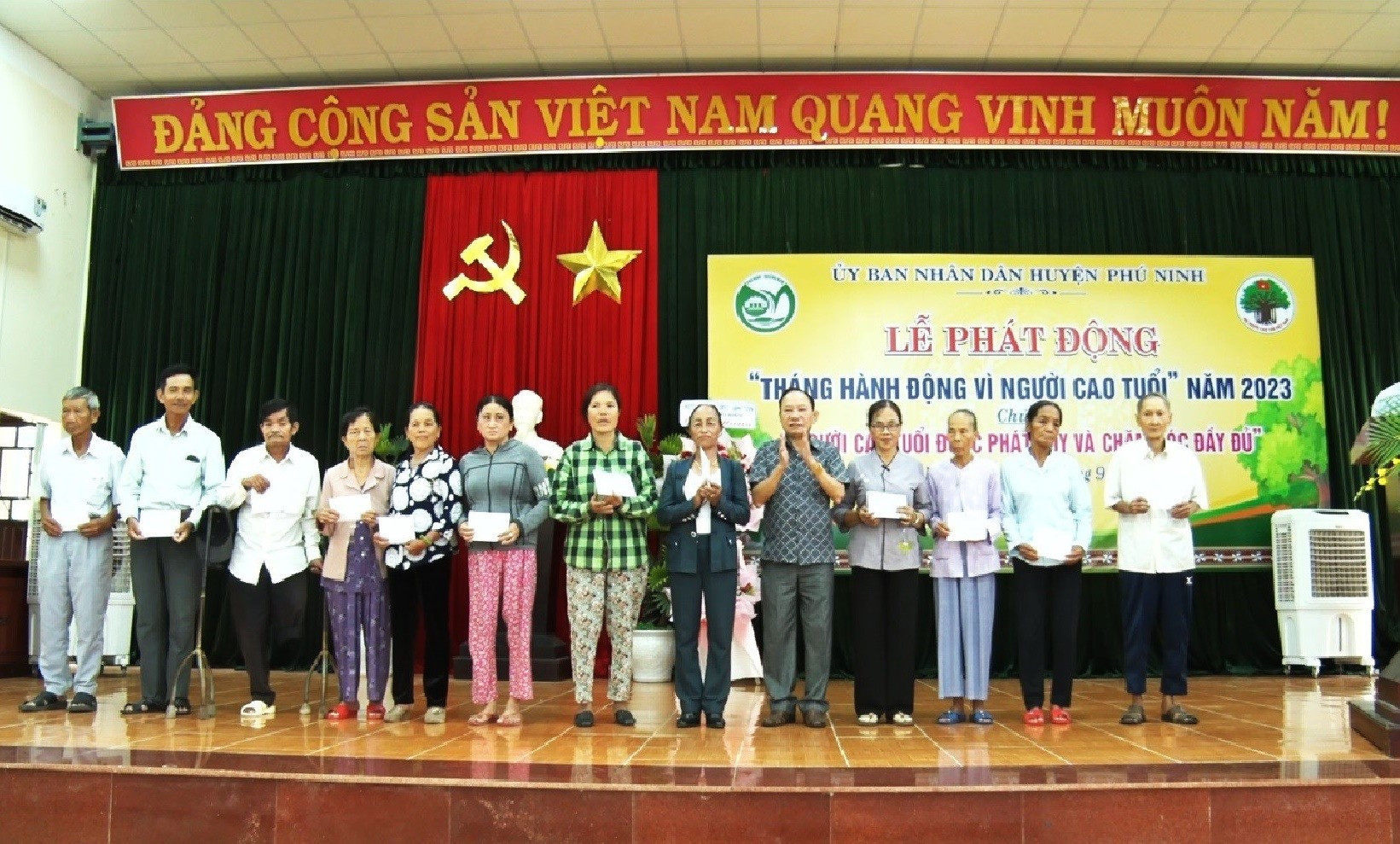 Lãnh đạo huyện Phú Ninh trao quà cho người cao tuổi có hoàn cảnh khó khăn. Ảnh: Q.V
