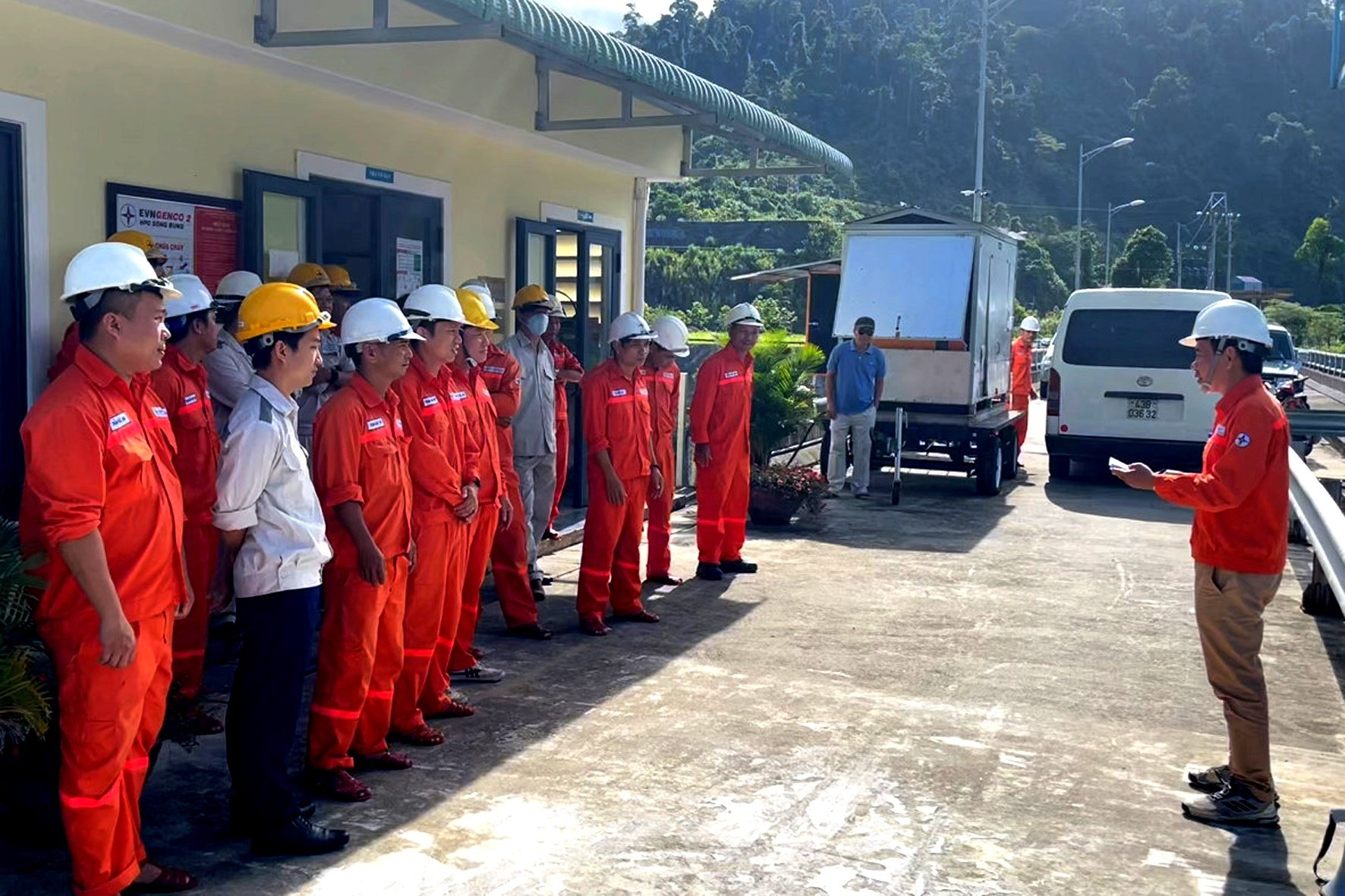 Công ty Thủy điện Sông Bung phân công nhiệm vụ phòng chống lụt bão cho các đội xung kích. Ảnh: Q.VIỆT