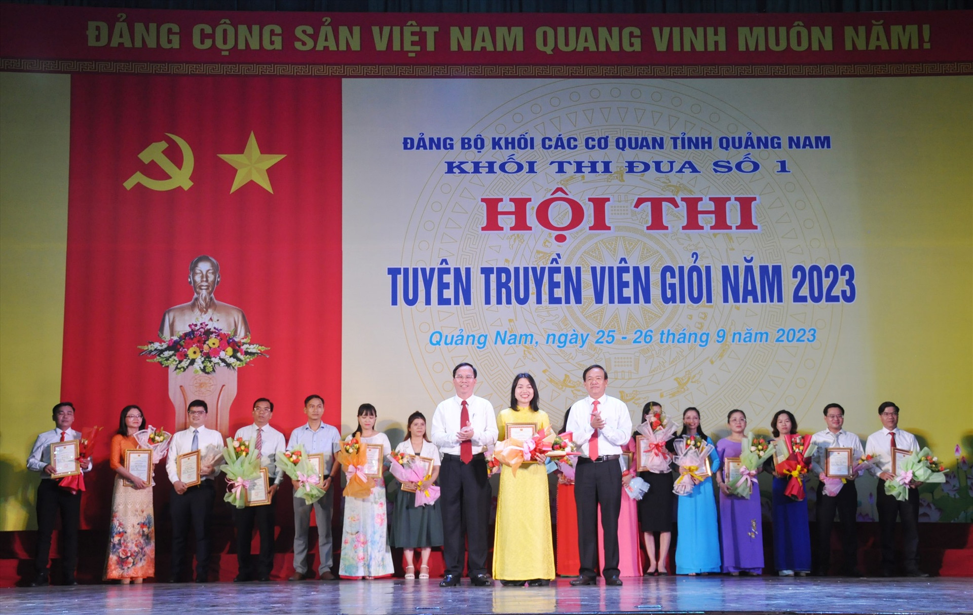 Ban Tổ chức hội thi Khối thi đua số 1 trao giải Nhất cho thí sinh Phan Thị Ngọc Trâm đến từ Đảng bộ Sở Tư pháp. Ảnh: N.Đ