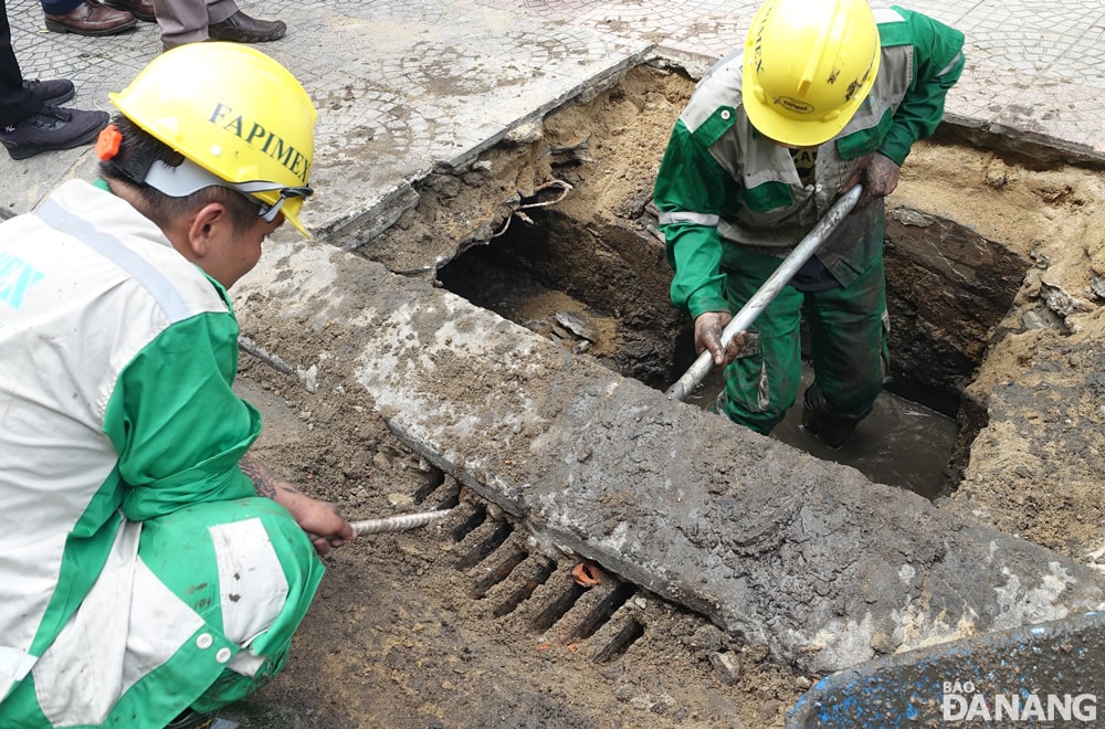 Chủ tịch UBND thành phố chỉ đạo, trong quá trình nạo vét, khơi thông cống thoát nước và các cửa thu nước mưa, phải thực hiện nguyên tắc thông suốt từ cửa thu nước mưa, mương thu nước mưa đến hố ga, bảo đảm thoát nước tốt từ mặt đường vào cống khi có mưa. Ảnh: HOÀNG HIỆP