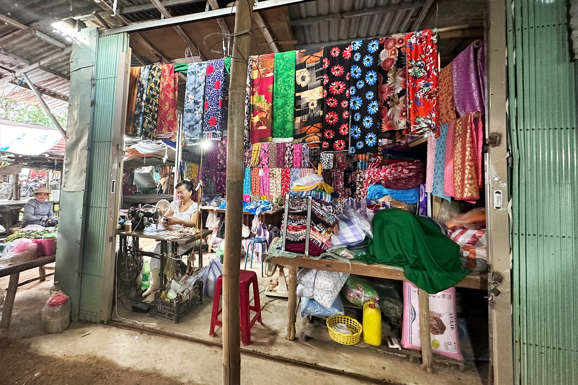 Nhiều Kiot được đầu tư nhưng tình trạng chợ ế ẩm khiến tiểu thương thất vọng. Ảnh: PHAN VINH