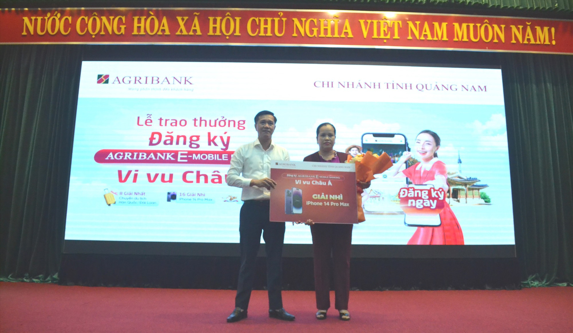 Ông Lê Ngọc Quang - Phó Giám đốc Agribank Quảng Nam trao giải Nhì cho khách hàng Lê Thị Hoàng Liên. Ảnh: Q.VIỆT