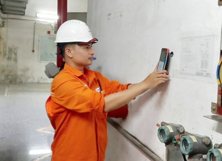 Nhân viên vận hành Nhà máy thủy điện sử dụng thiết bị di động quét thẻ RFID nhập thông số vận hành thiết bị. Ảnh QL