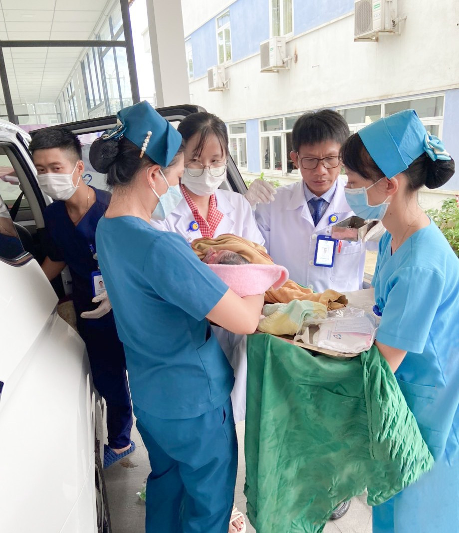 Bệnh viện đa khoa Tâm Trí Quảng Nam vừa cấp cứu thành công sản phụ “vượt cạn” ngay trên xe taxi.