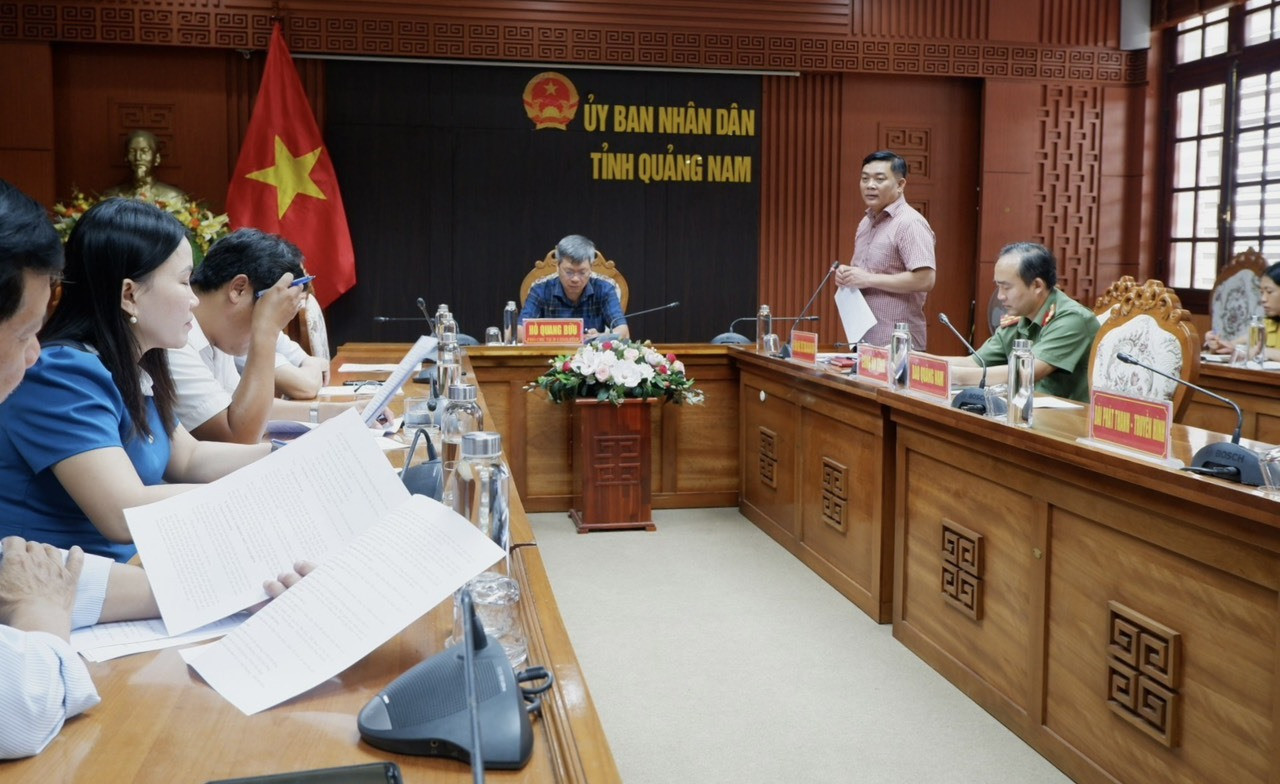 Phó Chủ tịch UBND tỉnh Hồ Quang Bửu chủ trì cuộc hợp Ban Tổ chức Liên hoan. Ảnh: X.H