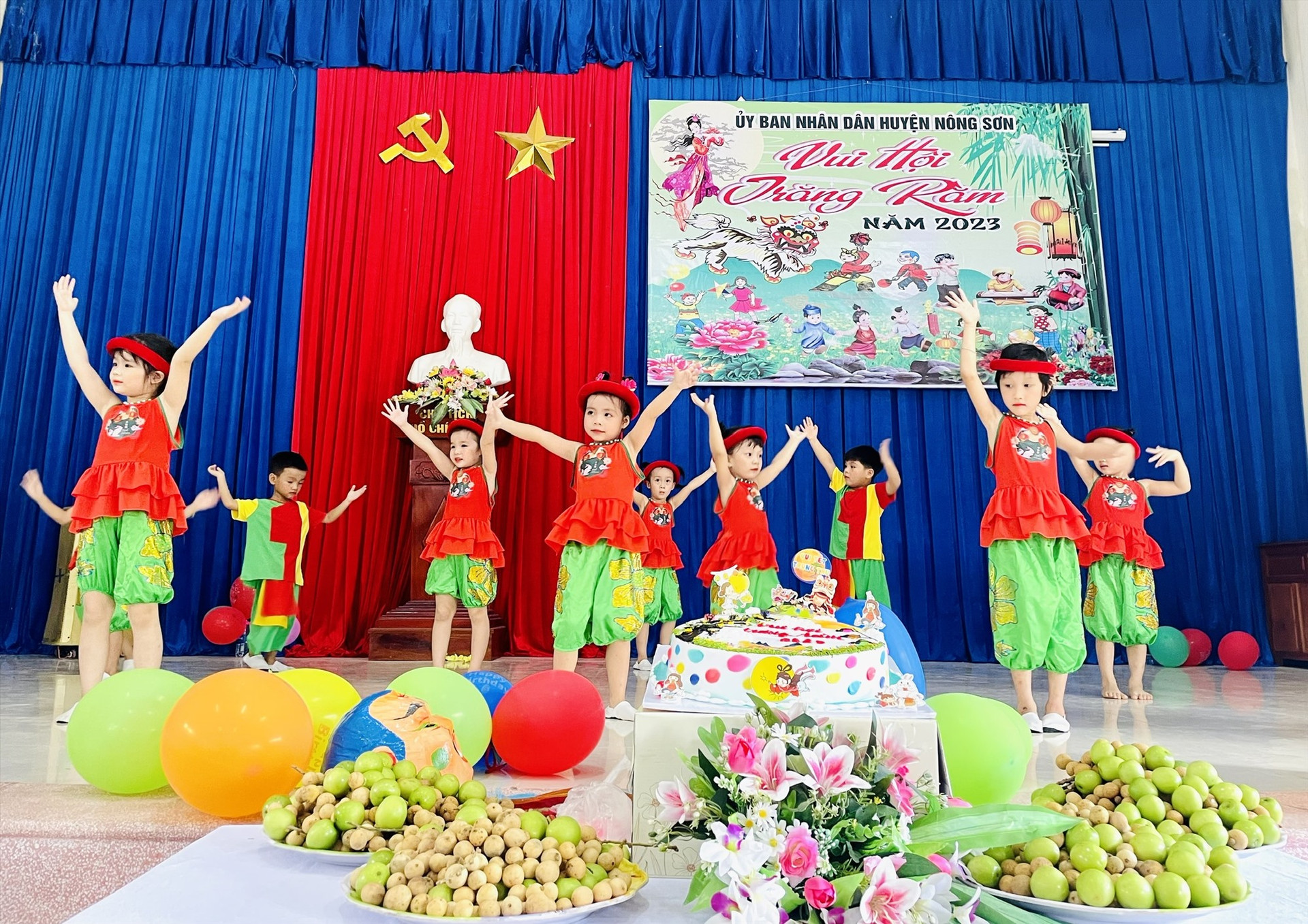 Một tiết mục văn nghệ trong chương trình “Vui hội trăng rằm” do UBND huyện Nông Sơn tổ chức. Ảnh: MINH TÂM
