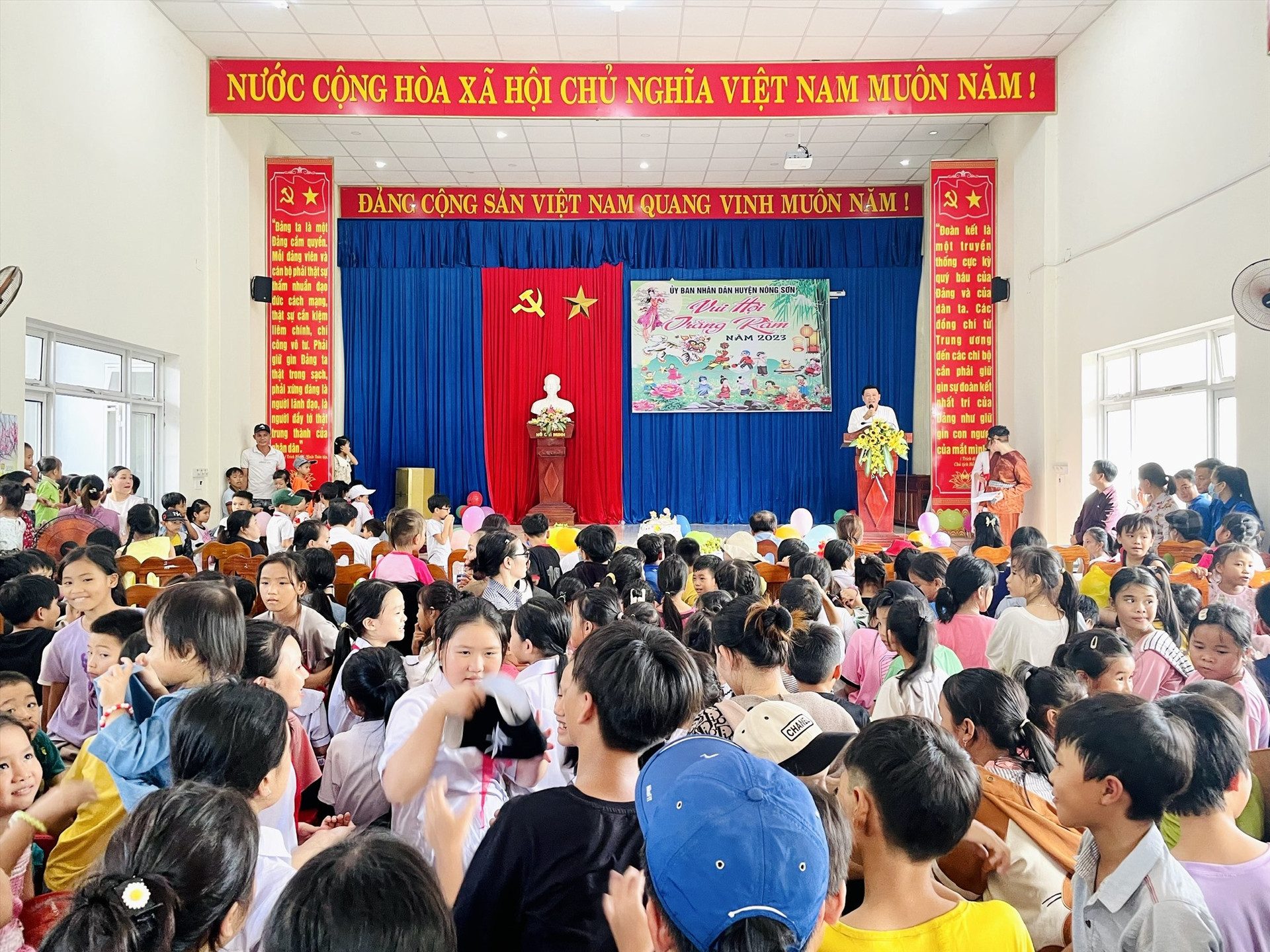 Phó Chủ tịch Ủy ban MTTQ Việt Nam tỉnh Lê Thái Bình gửi lời chúc Tết Trung thu vui vẻ, hạnh phúc đến các em thiếu nhi. Ảnh: MINH TÂM