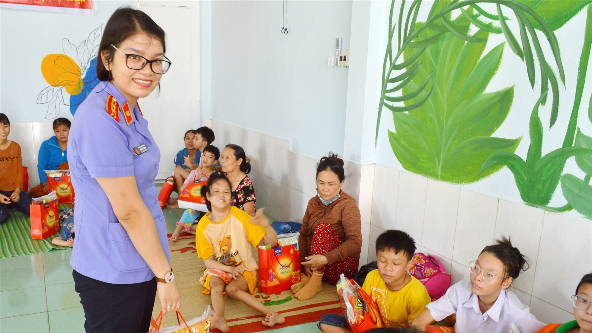 Công đoàn Viện KSND tỉnh tặng quà trẻ em khuyết tật đang được chăm sóc, nuôi dưỡng tại Trung tâm Phục hồi chức năng trẻ em khuyết tật huyện huyện Phú Ninh. Ảnh: P.V