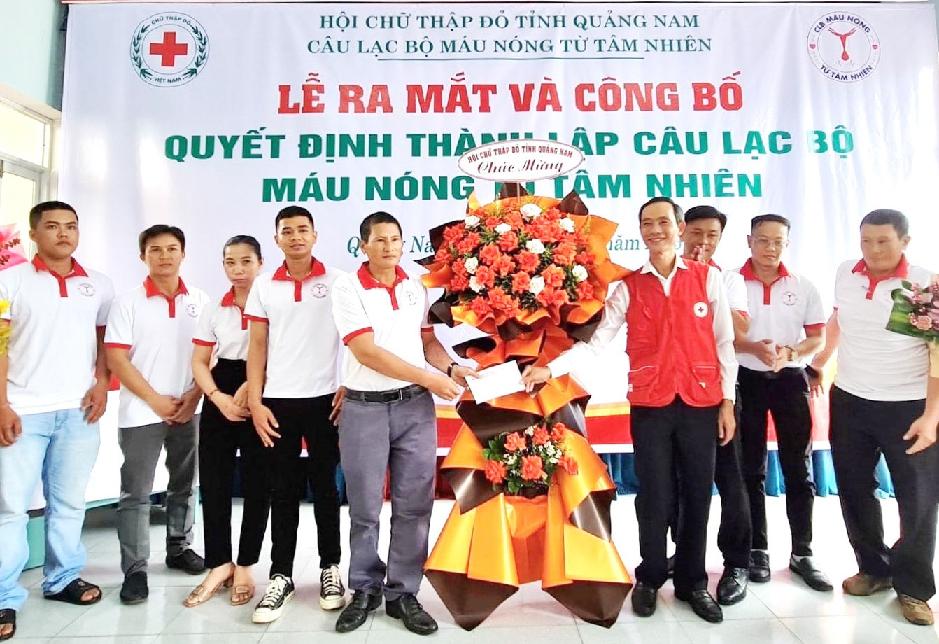 Ông Lê Tấn Minh - Chủ tịch Hội CTĐ tỉnh tặng hoa và quà chúc mừng ra mắt CLB Máu nóng Từ Tâm Nhiên. Ảnh: ÁNH NGUYỆT
