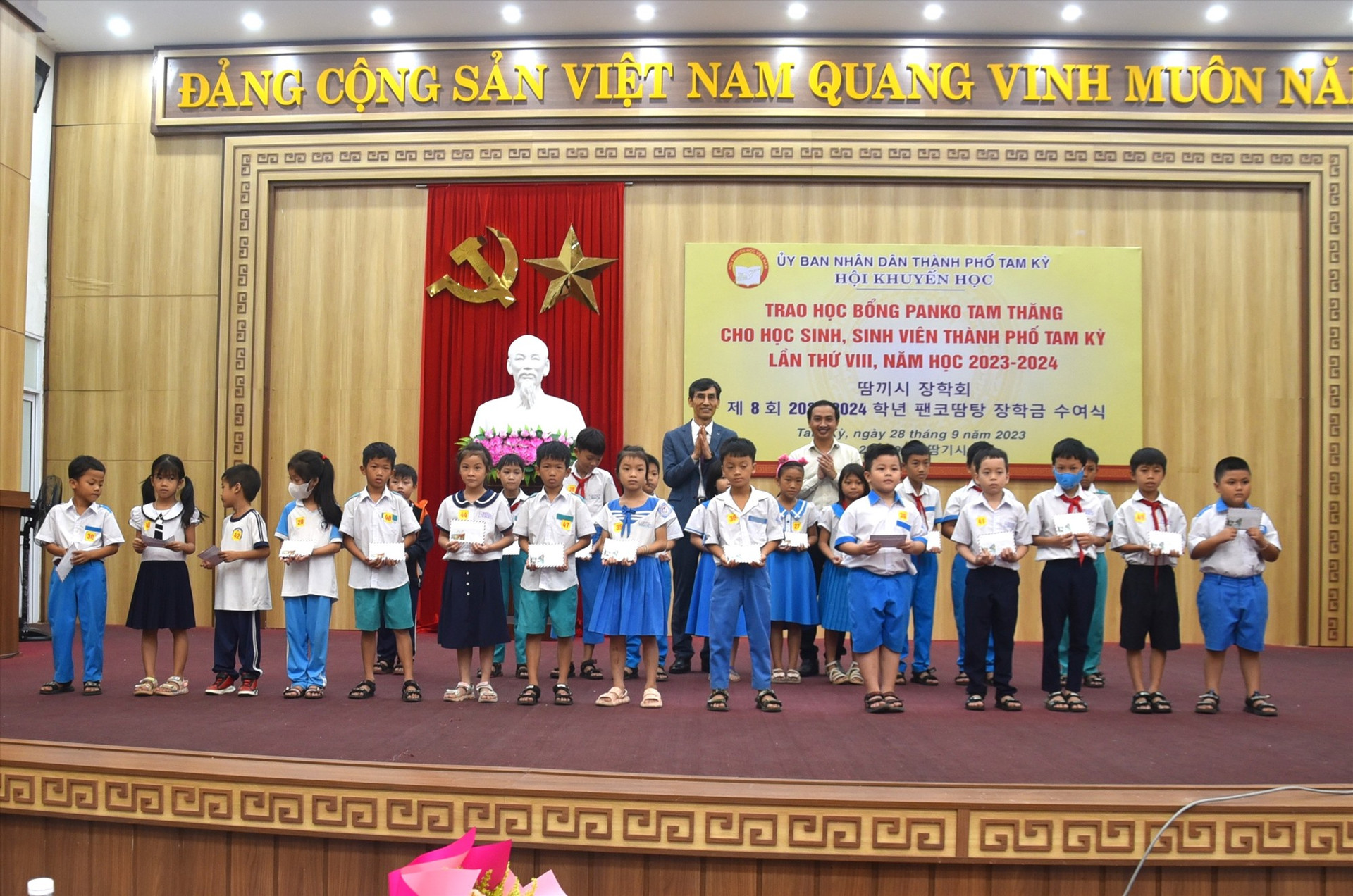 Năm nay có 256 học sinh, sinh viên Tam Kỳ nhận học bổng Panko Tam Thăng. Ảnh: X.P