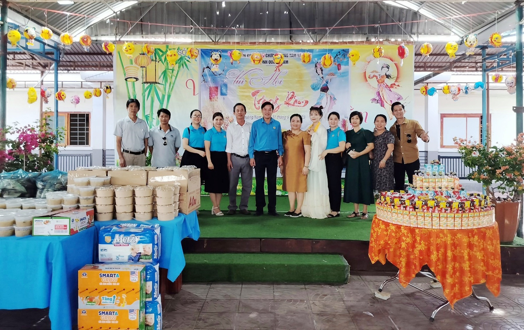 Công đoàn Viên chức tỉnh phối hợp Trung tâm Văn hóa Quảng Nam tổ chức chương trình “Vui hội trăng rằm” tại Làng Hòa Bình