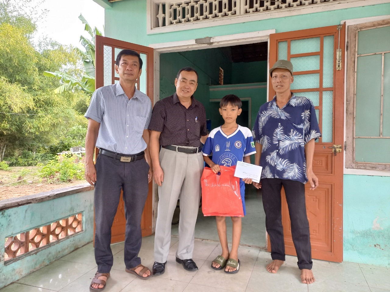 Lãnh đạo huyện Quế Sơn tặng quà cho trẻ có hoàn cảnh đặc biệt khó khăn ở xã Quế Phong Ảnh: Duy Thái