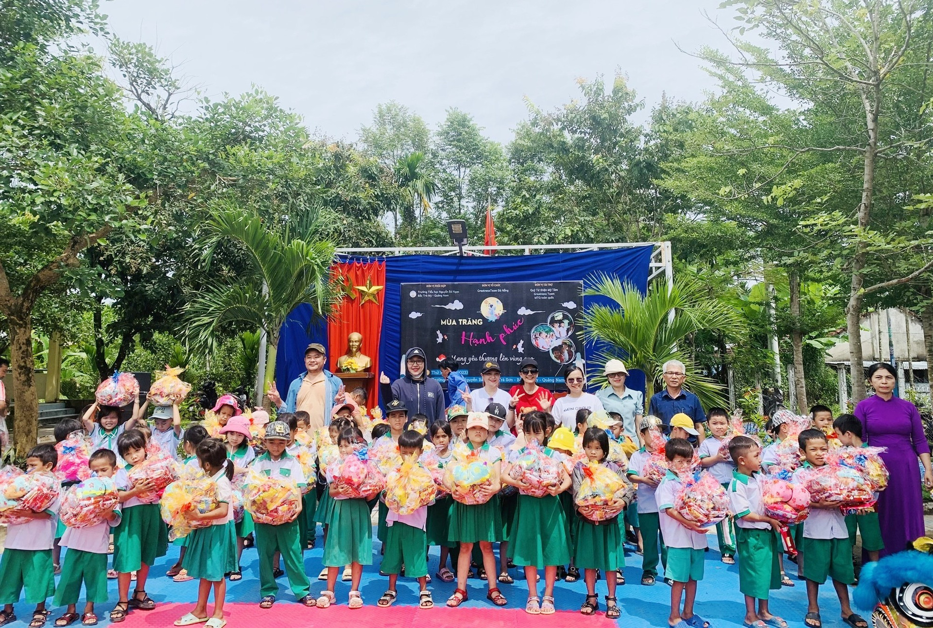 Đoàn từ thiện trao quà cho các em học sinh trường Nguyễn Bá Ngọc (Bắc Trà My). Ảnh Tú Vân