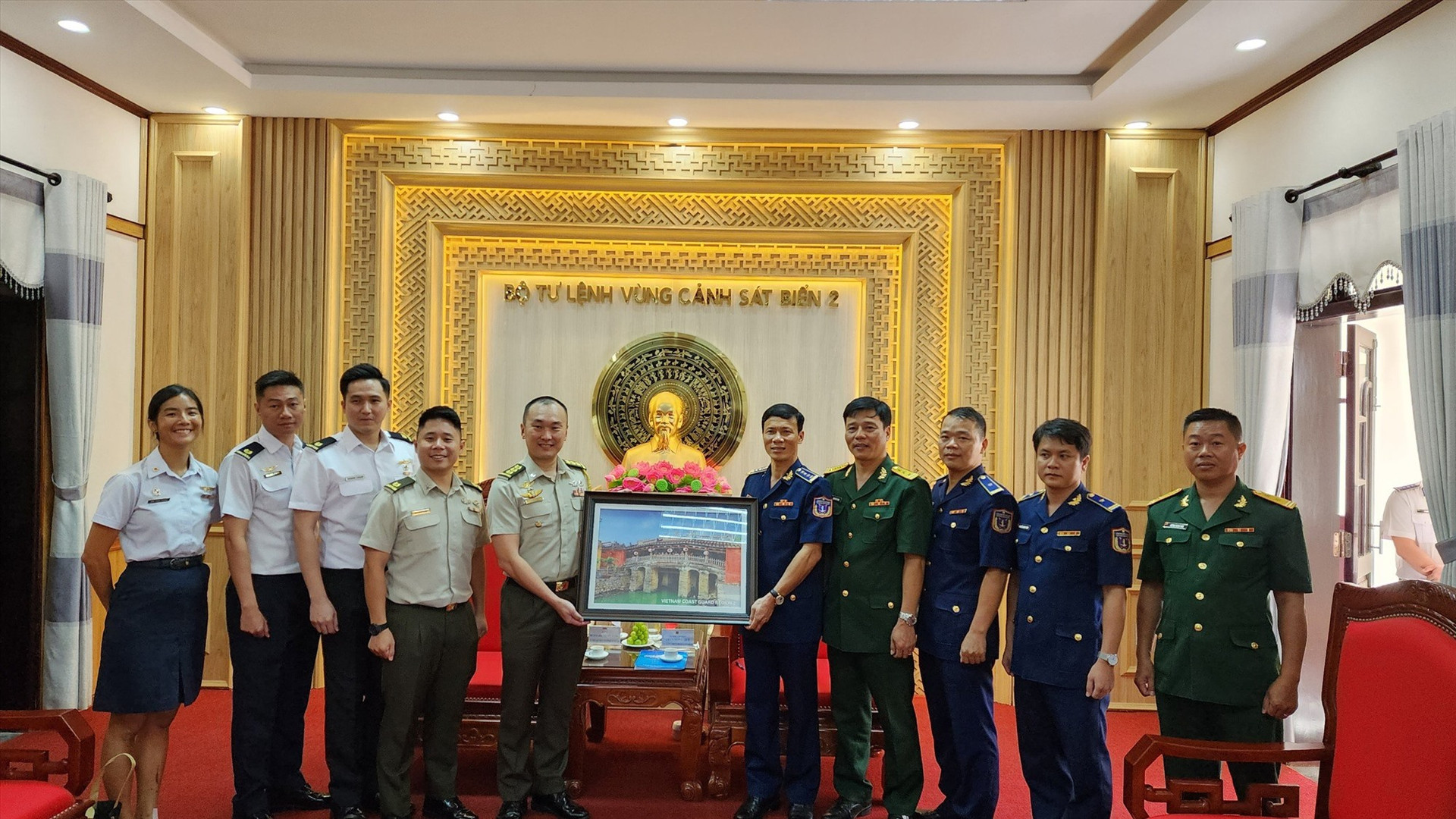 Lãnh đạo Bộ Tư lệnh Vùng Cảnh sát biển 2 tặng quà lưu niệm cho đoàn Sĩ quan trẻ Quân đội Singapore.