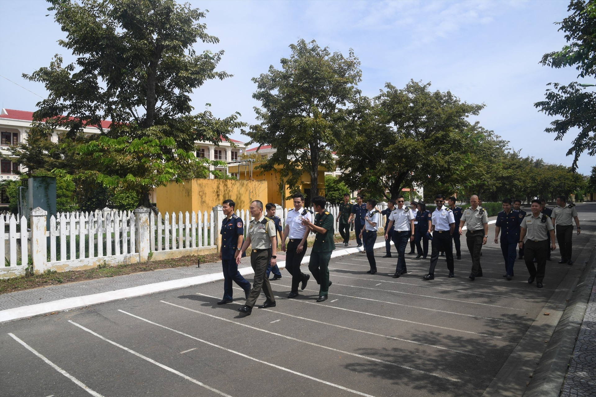Đoàn sĩ quan tham quan khuôn viên trụ sở Bộ Tư lệnh Vùng Cảnh sát biển 2