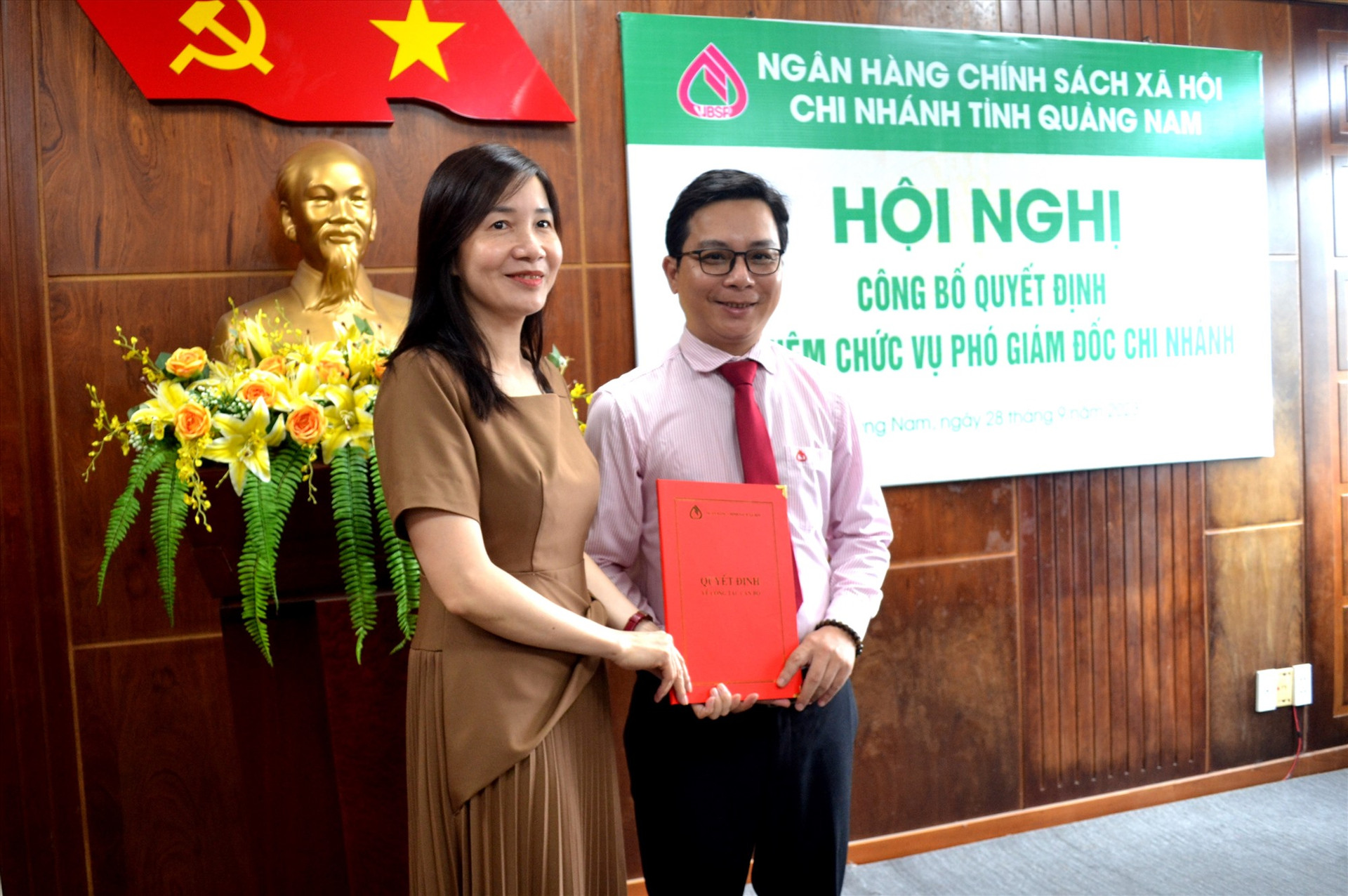 Phó Tổng Giám đốc Ngân hàng CSXH Việt Nam Nguyễn Thị Hằng trao quyết định bổ nhiệm ông Nguyễn Dương Quang. Ảnh: Q.VIỆT