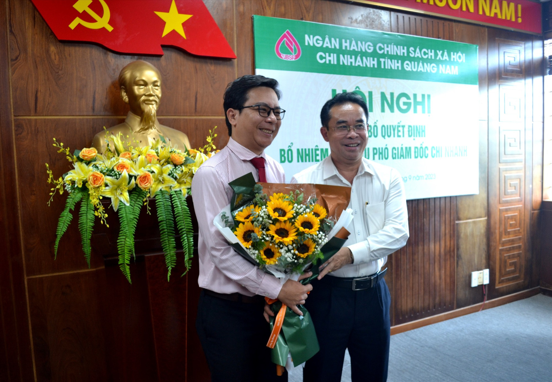 Phó Chủ tịch UBND tỉnh Trần Anh Tuấn tặng hoa chúc mừng ông Nguyễn Dương Quang. Ảnh: Q.VIỆT