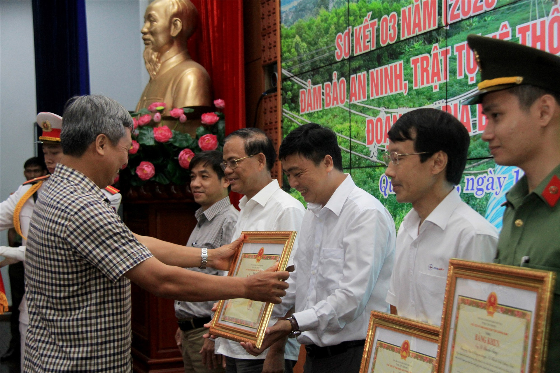Phó Chủ tịch UBND tỉnh Hồ Quang Bửu tặng bằng khen cho các cá nhân có nhiều đóng góp trong công tác bảo đảm an ninh trật tự hệ thống truyền tải điện 500kV. Ảnh: T.C