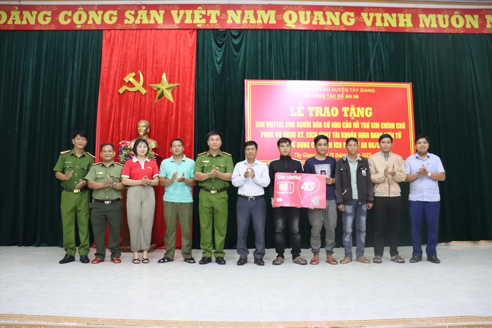 UBND huyện Tây Giang trao tặng sim Viettel cho người dân có nhu cầu dùng sim chính chủ đăng ký, kích hoạt tài khoản định danh điện tử và sử dụng các tiện ích của Đề án 06.