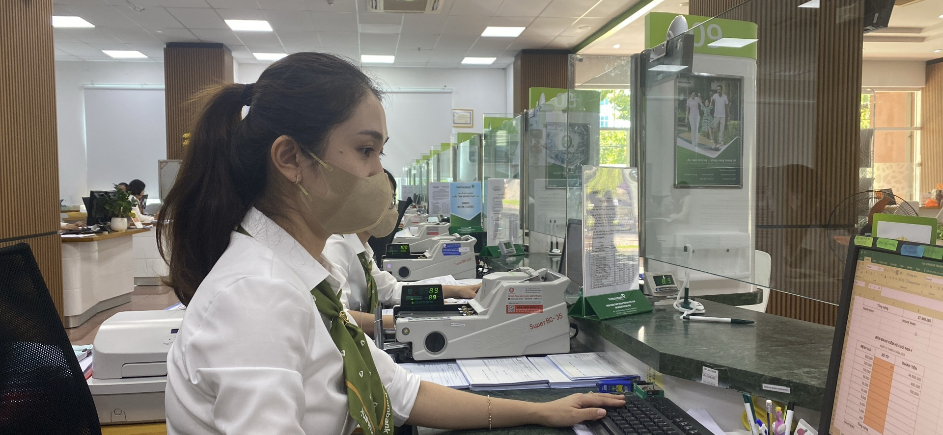 Nhân viên của Vietcombank Quảng Nam trong giờ làm việc