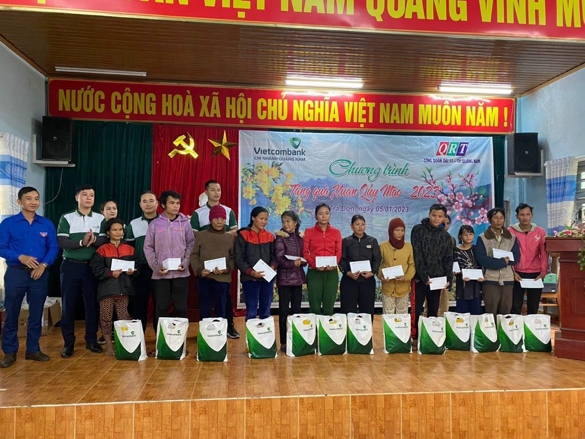 Vietcombank Quảng Nam làm tốt công tác chính sách “Chung tay vì người nghèo - Không để ai bị bỏ lại phía sau”. Ảnh: Công đoàn Vietcombank.