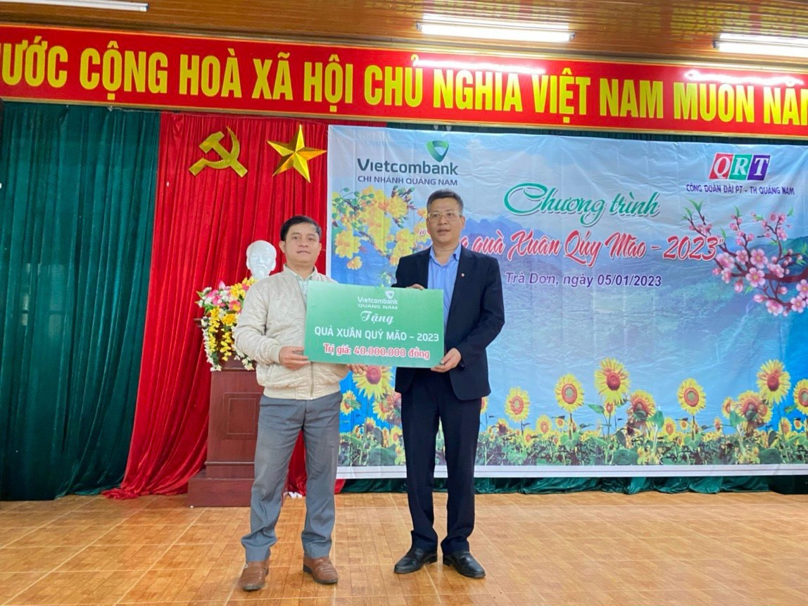 Lãnh đạo Vietcombank Quảng Nam tặng quà cho đồng bào huyện Nam Trà My nhân dịp đầu xuân 2023