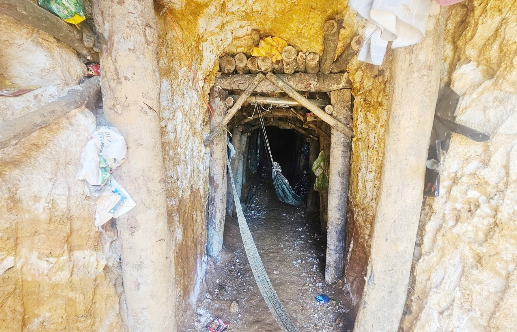 Việc thi công dự án đóng cửa mỏ vàng Bồng Miêu đang gặp nhiều khó khăn. Ảnh: P.V