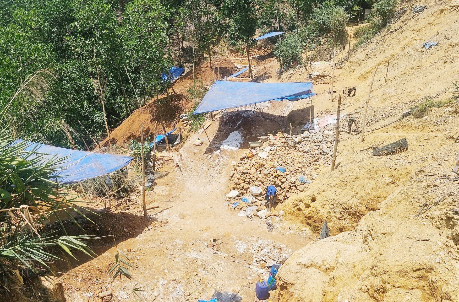 Lực lượng chức năng nhận định tình trạng khai thác vàng trái phép tại khu vực xã Tam Lãnh đang diễn ra phức tạp. Ảnh: P.V