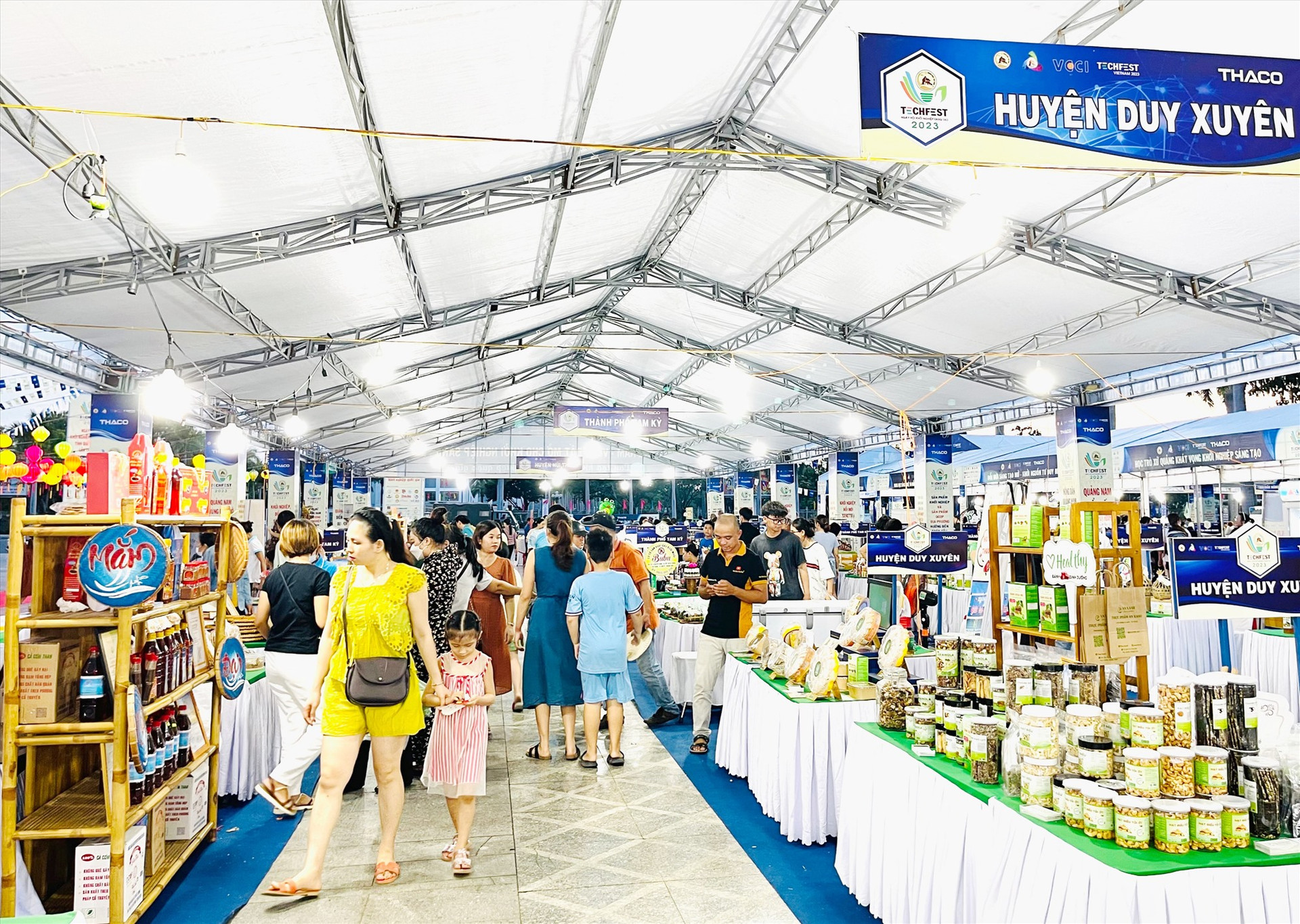 Chính quyền huyện Duy Xuyên luôn tạo điều kiện cho chủ thể OCOP tham gia các hội chợ quảng bá sản phẩm. Ảnh: N.P