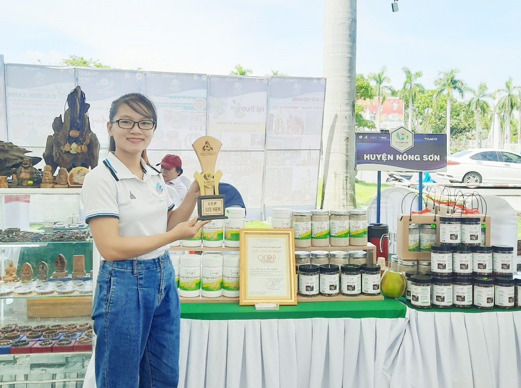 Cơ sở của bà Đoàn Thị Thương (xã Phước Ninh) đã có 2 sản phẩm đạt chuẩn OCOP 3 sao là bột ngũ cốc và trà đậu. Ảnh: V.S