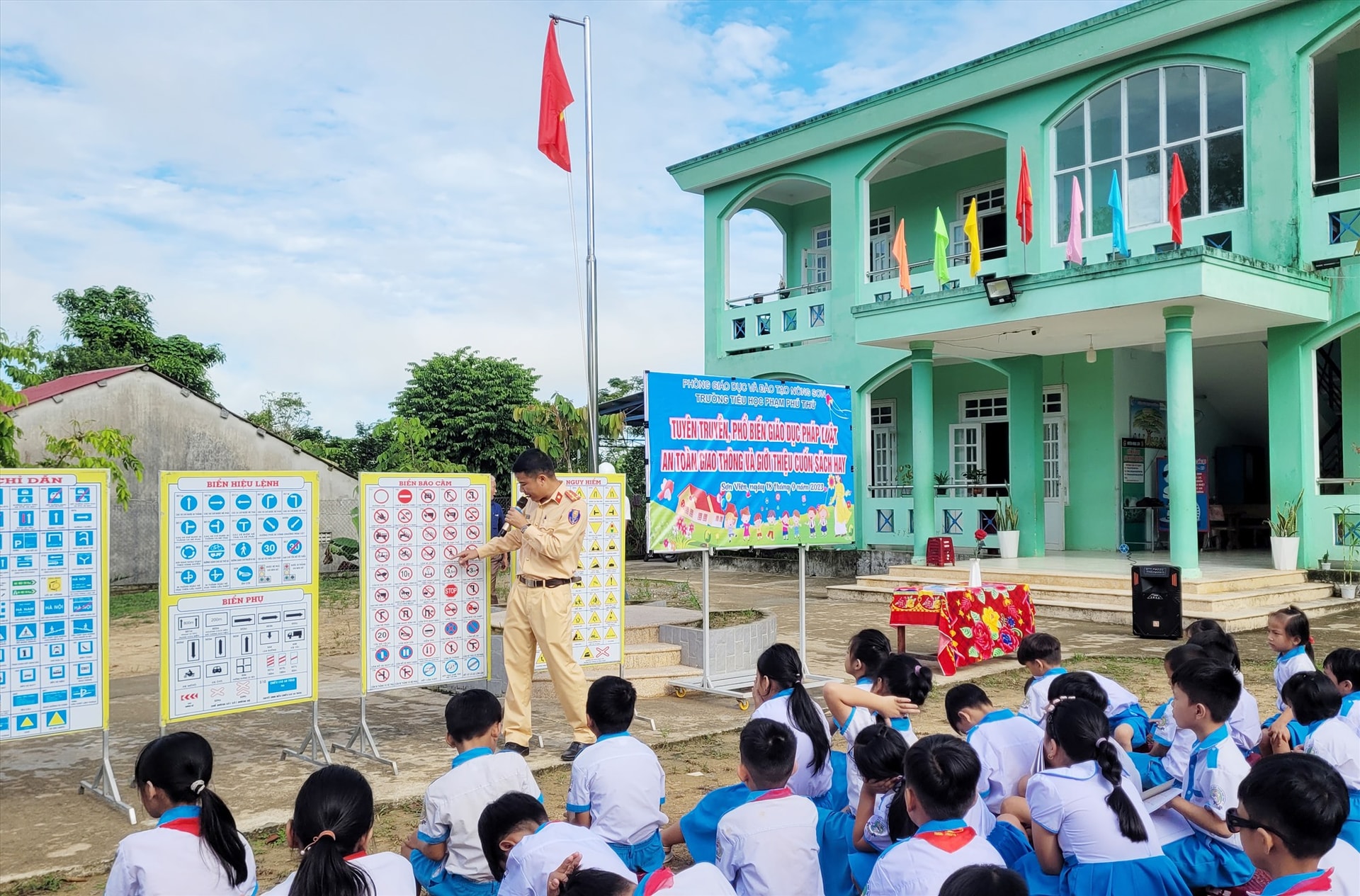 Tuyên truyền an toàn giao thông trong tiết chào cờ tại Trường Tiểu học Phạm Phú Thứ (Nông Sơn). Ảnh: T.T