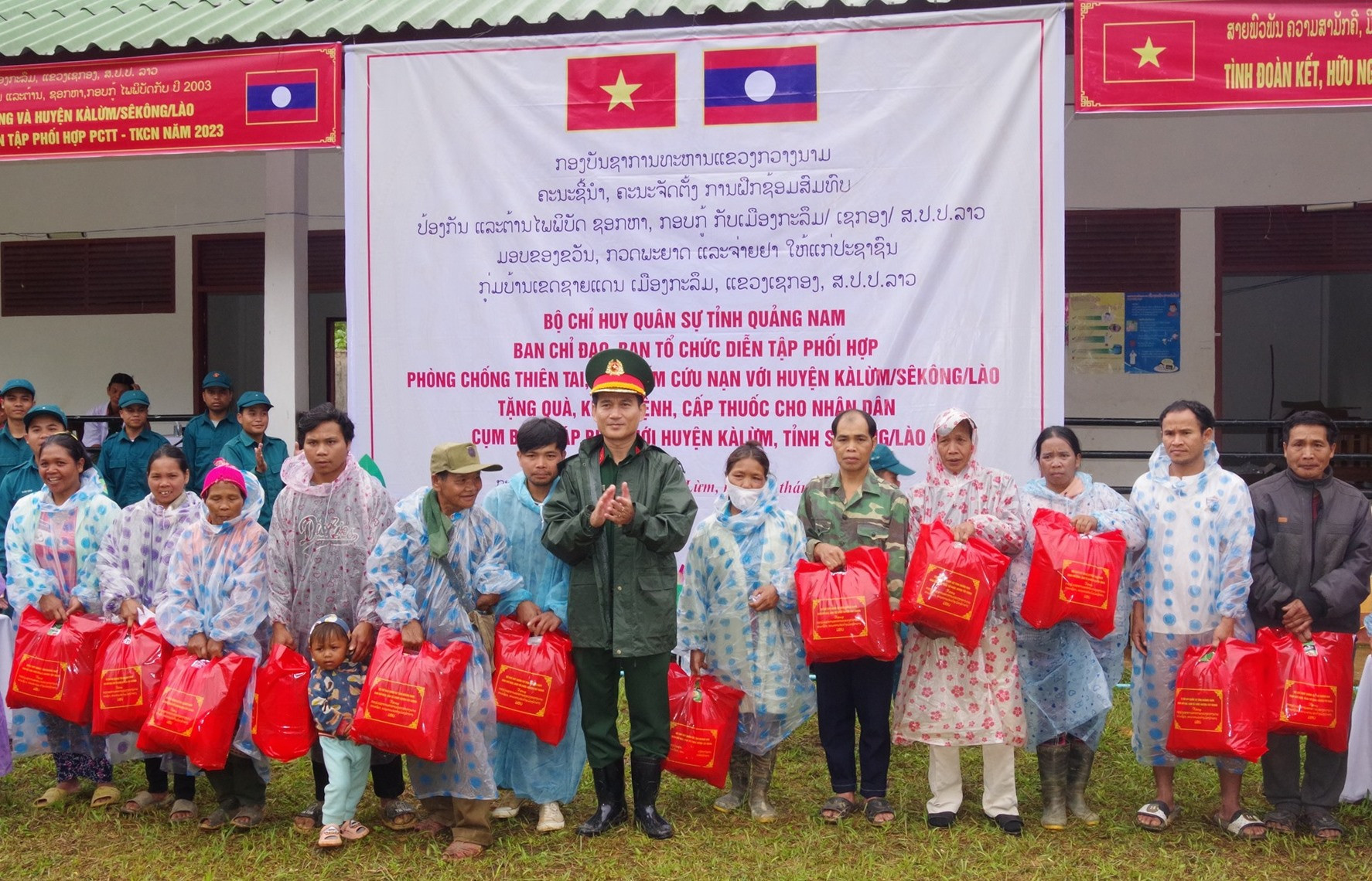 Đoàn công tác tặng quà cho bà con nhân dân bản TạVàng, huyện KạLừm, tỉnh SêKoong, Lào.