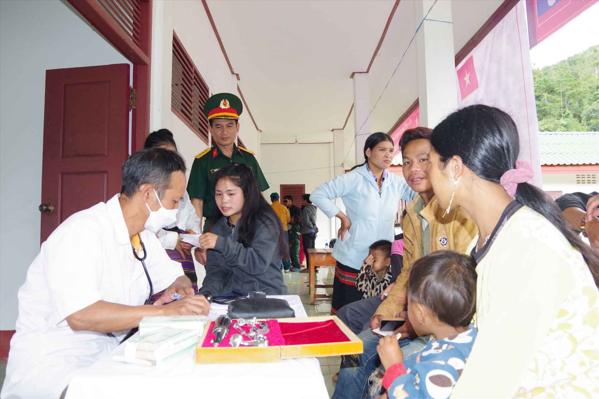 Đội ngũ y bác sĩ Bộ CHQS tỉnh Quảng Nam tổ chức khám bệnh cho nhân dân các bộ tộc Lào.