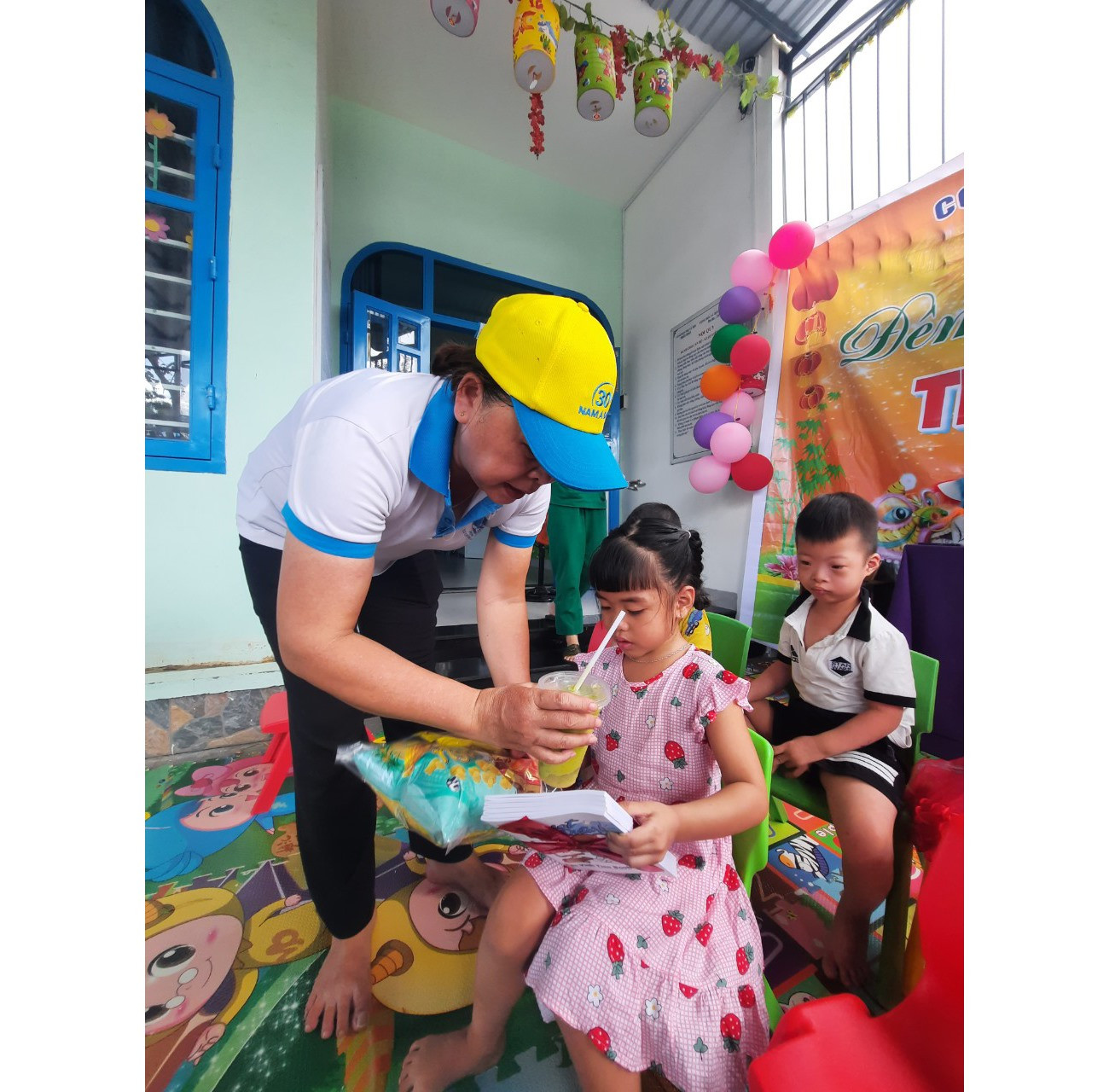 Hội viên phụ nữ phường Tân Thạnh tặng quà Trung thu cho các em nhỏ tại Cơ sở bảo trợ xã hội Thiện Tâm.