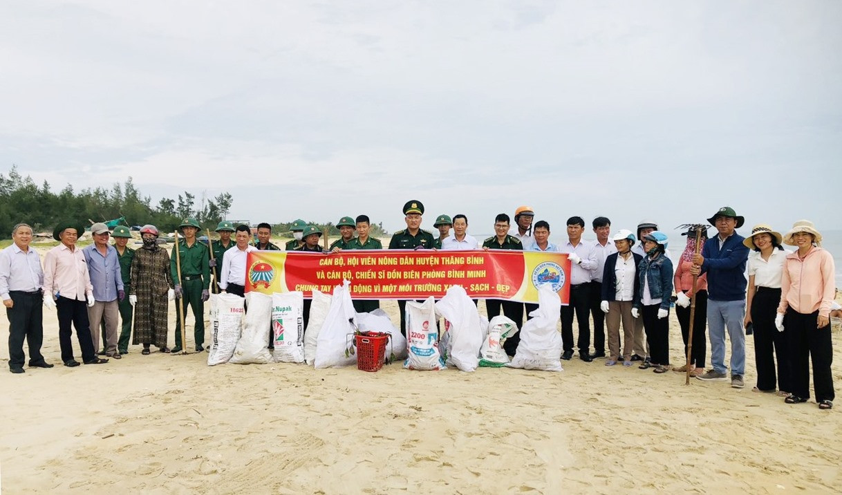 Hội viên nông dân Thăng Bình và chiến sỹ Đồn Biên phòng Bình Minh đã tham gia dọn vệ sinh tại bãi biển.