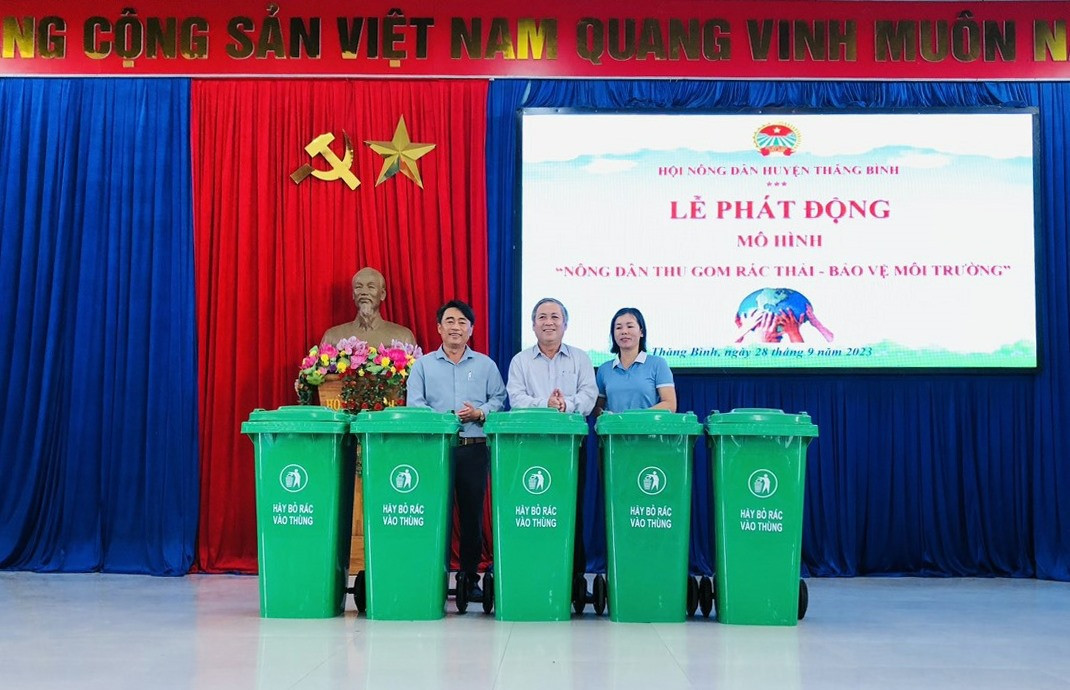 Hội Nông dân huyện Thăng Bình trao tặng thùng đựng rác triển khai mô hình “Nông dân thu gom rác thải, bảo vệ môi trường” cho xã Bình Minh.