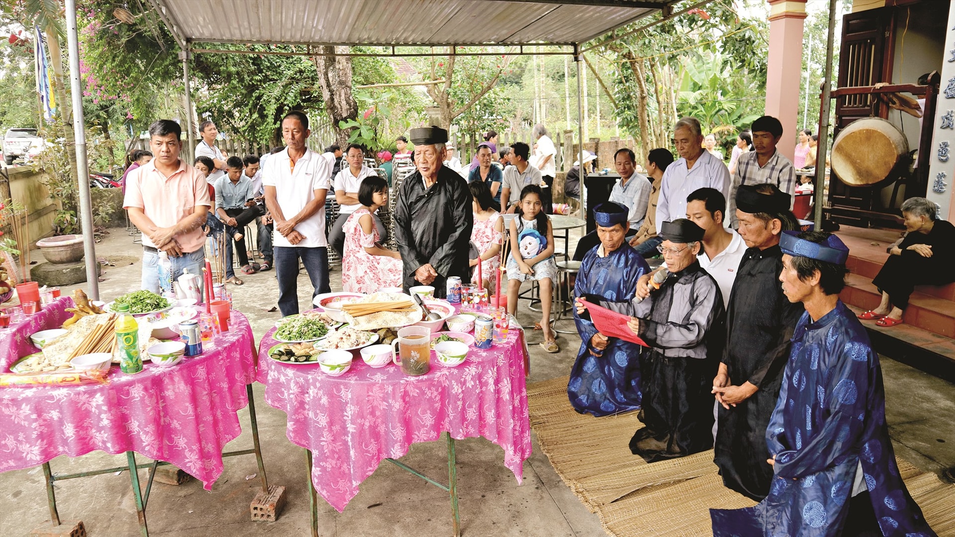 Cúng đình làng. Ảnh: PHƯƠNG THẢO