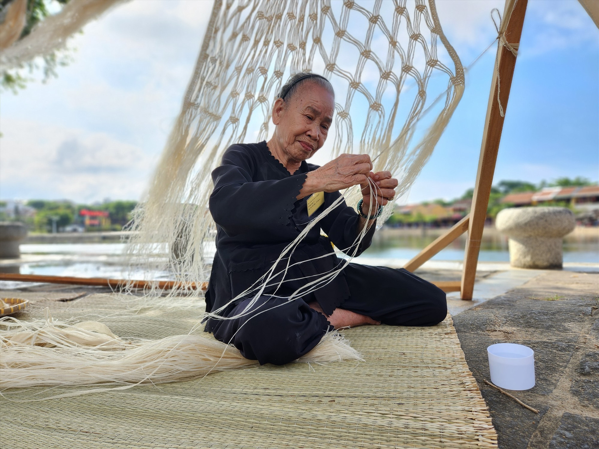Nghề đan võng ngô đồng là giá trị văn hóa phi vật thể độc đáo ở Cù Lao Chàm. Ảnh: Q.T