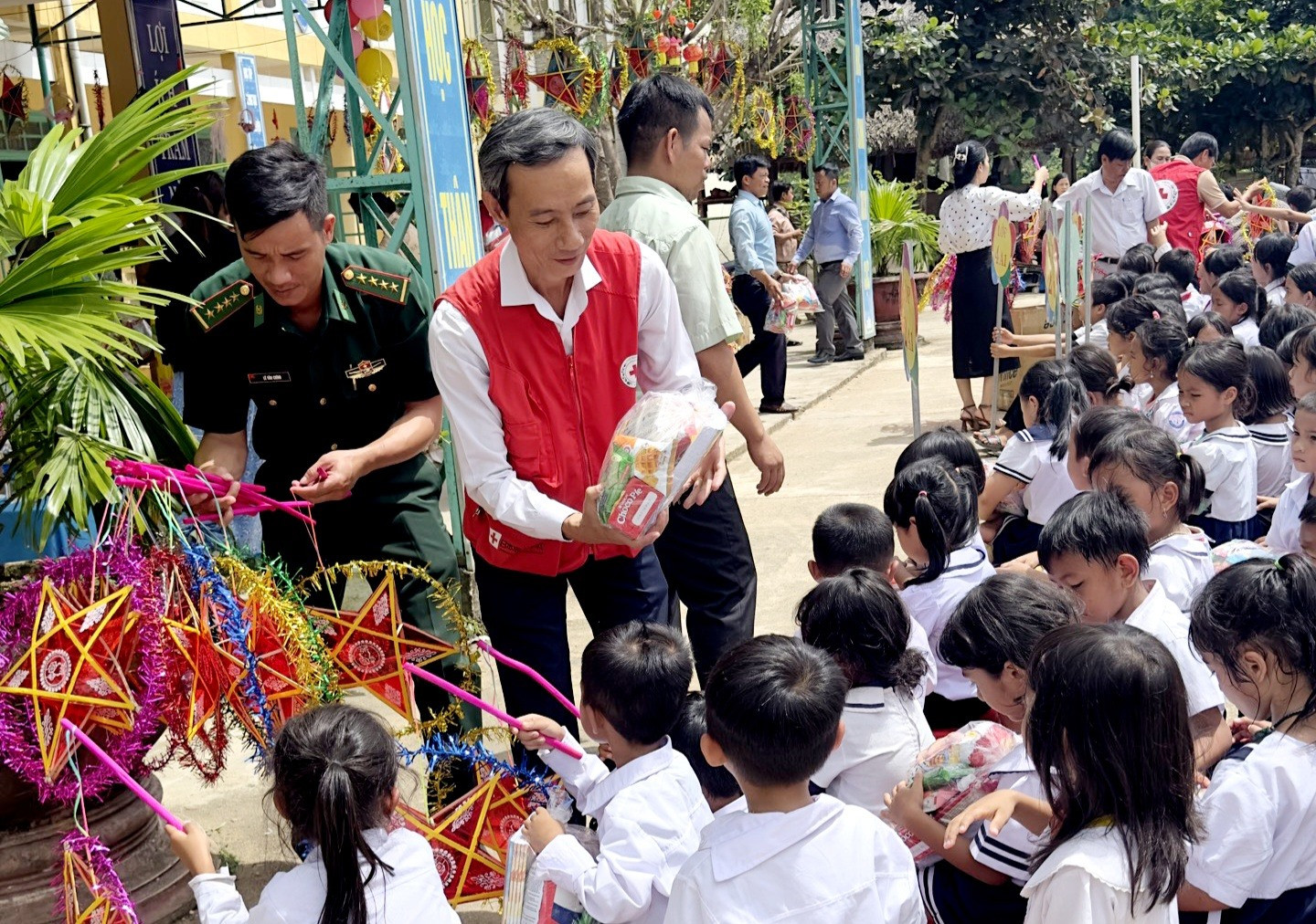 Ông Lê Tấn Minh - Chủ tịch Hội CTĐ tỉnh tặng quà trung thu cho học sinh. Ảnh : CTV